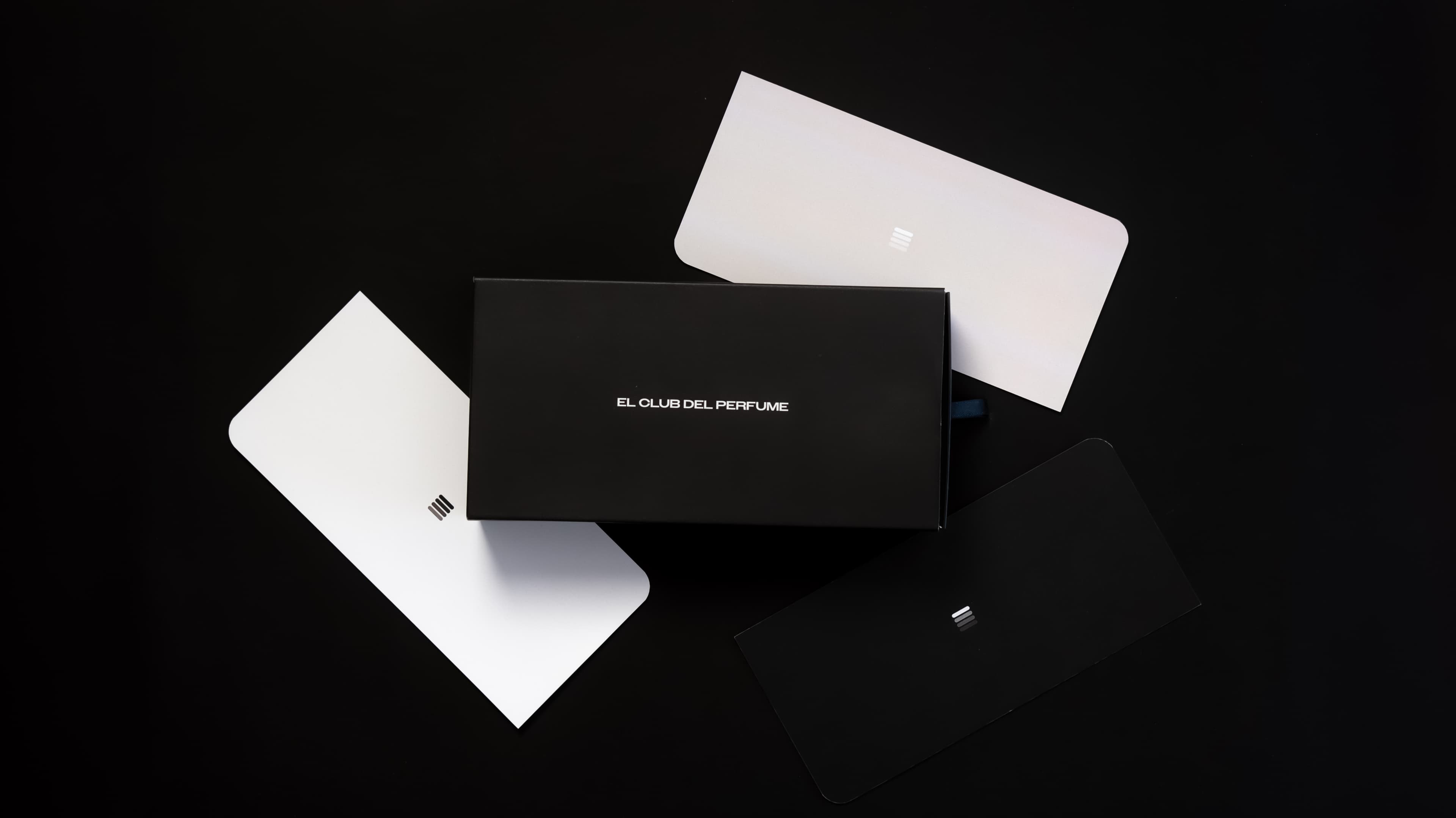 Caja de suscripción mensual de perfumes premium de El Club del Perfume sobre fondo negro