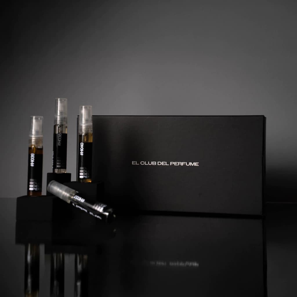 Caja de lujo con 4 decants de perfumes premium de la suscripción mensual El Club del Perfume